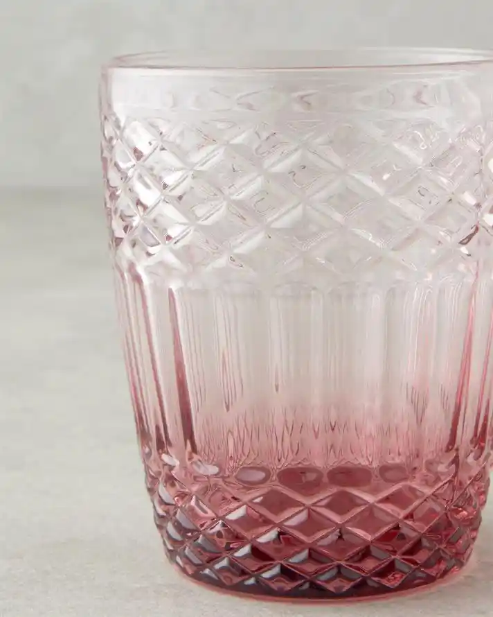 İngiliz Tarzı Ev Dekorasyonunda Zarif ve Fonksiyonel Bardak Kullanımı