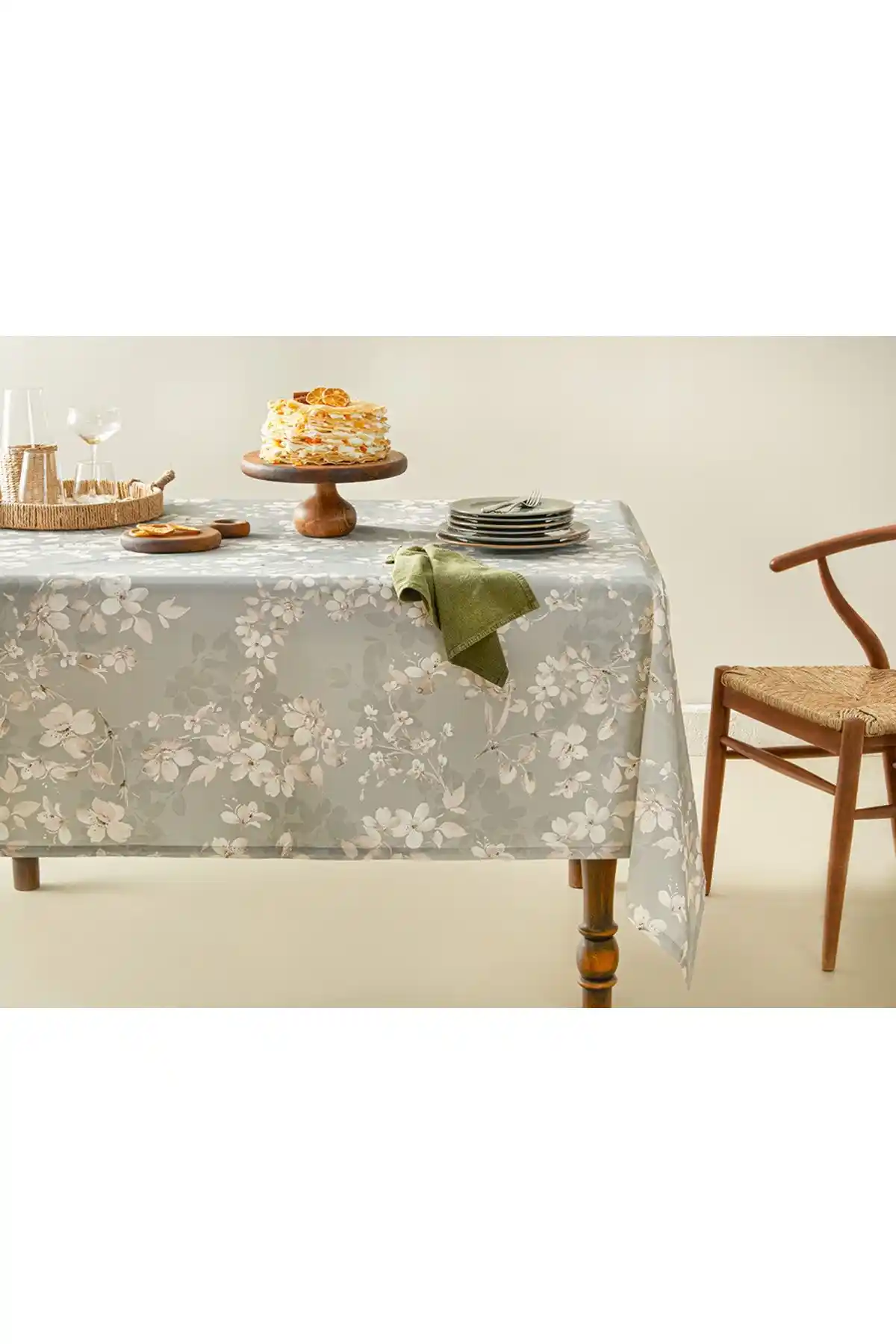 İngiliz Tarzı Evlerde Masa Örtüsü Dekorasyonu: Şıklık ve Fonksiyonellik Rehberi