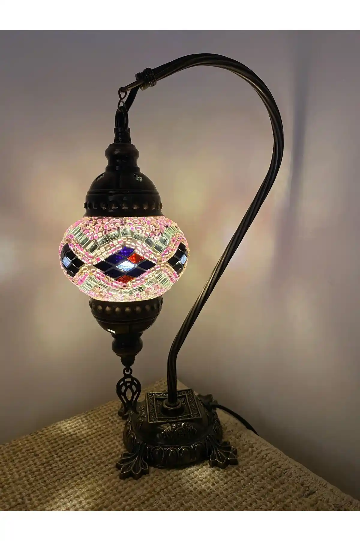 İngiliz Tarzı Masa Lambalarıyla Dekorasyonunuza Zarif ve Fonksiyonel Dokunuşlar Ekleyin