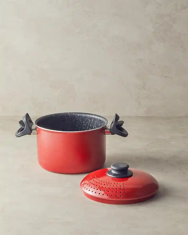 İngiliz Tarzı Mutfak Dekorasyonunda Şık Makarna Tencereleri ve Detaylar