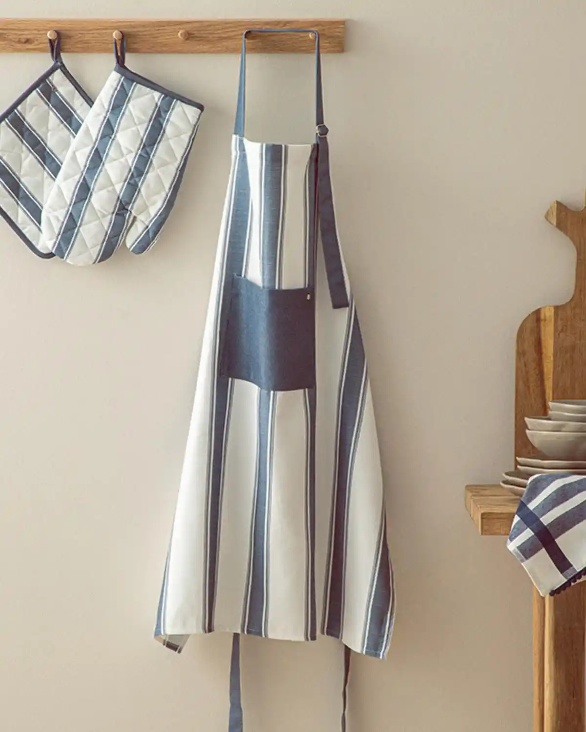 İngiliz Tarzı Mutfak Önlükleri ile Şıklık ve İşlevselliği Bir Arada Yakala