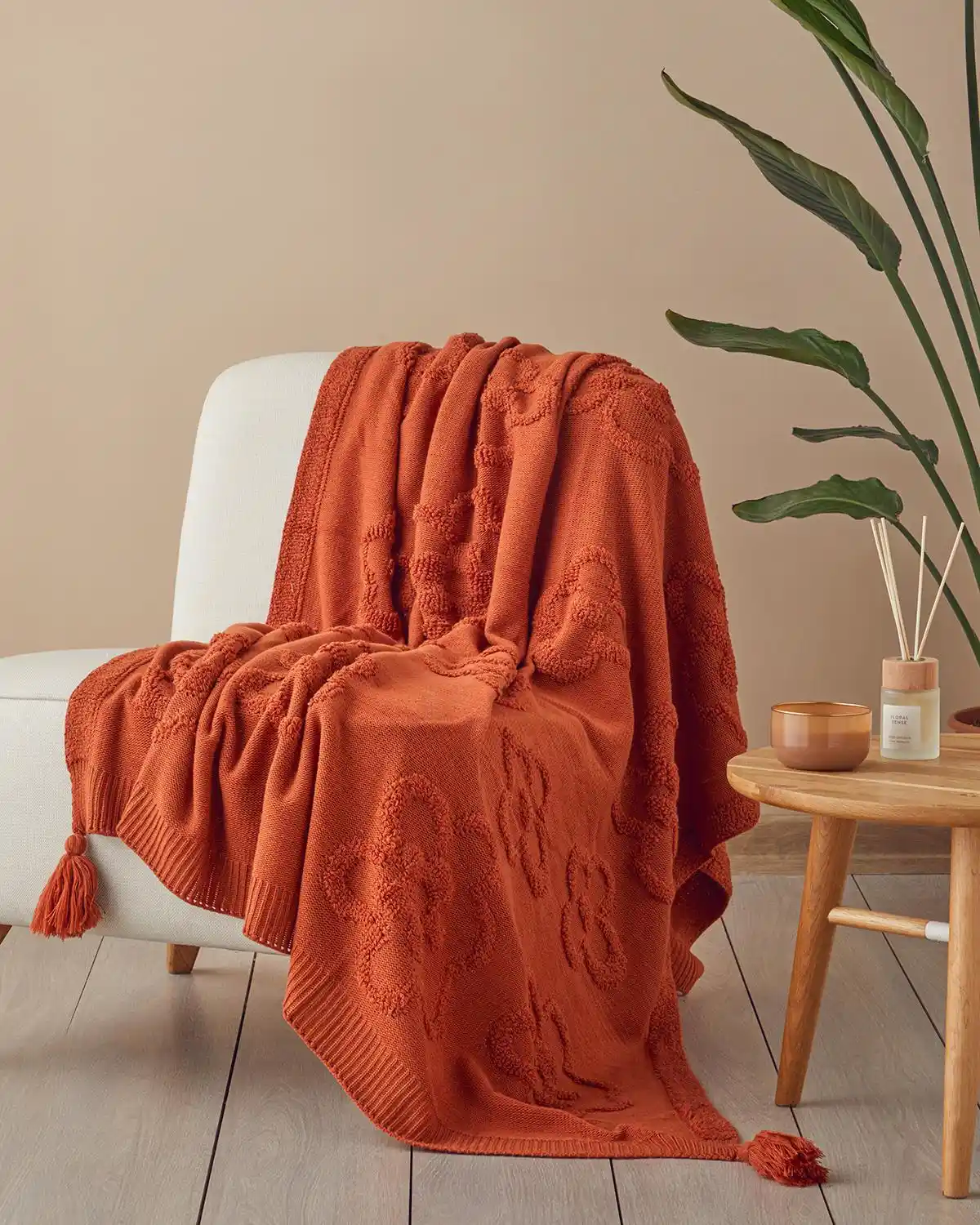 İngiliz Tarzı Oturma Odası Dekorasyonunda Koltuk Şallarıyla Şıklık ve Konfor