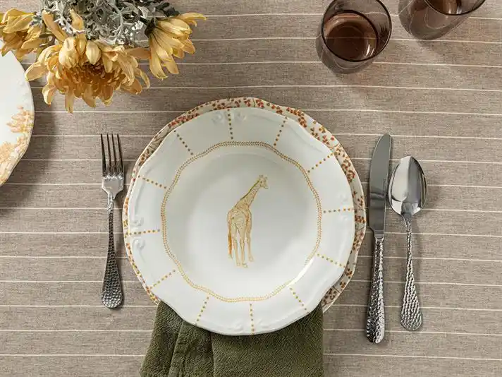 İngiliz Tarzı Yemek Tabakları ile Şık ve Fonksiyonel Dekorasyon Çözümleri