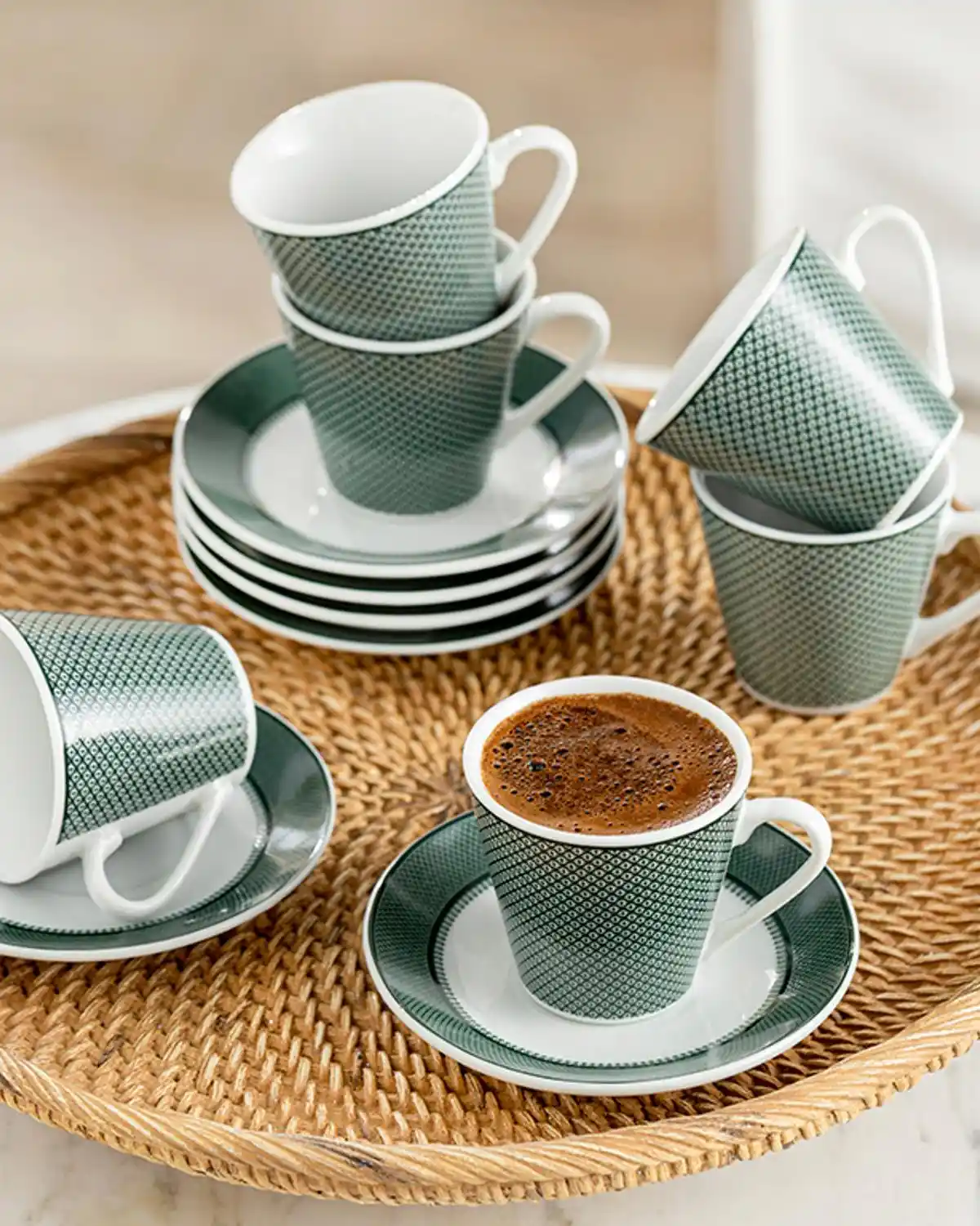 İngiliz Tarzı Yeşil Fincan Takımıyla Dekorasyonunuza Zarif Bir Dokunuş Katın