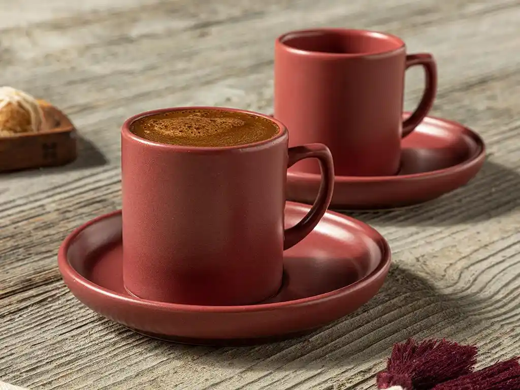 İngiliz Tarzında Bordo Fincan Takımıyla Dekorasyonunuzu Zenginleştirin