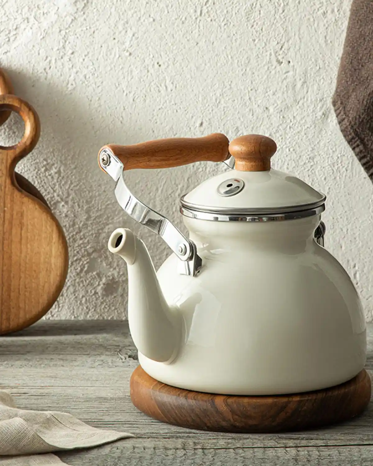 İngiliz Tarzında Ev Dekorasyonunda Emaye Demliklerin Yeri ve Önemi