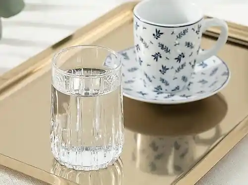 İngiliz Tarzında Ev Dekorasyonunda Kahve Bardağı Kullanımı ve Özgün Tasarımlar