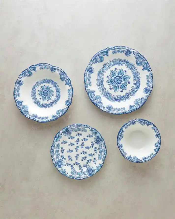 İngiliz Tarzında Mavi Yemek Takımıyla Dekorasyonun Şıklığı ve Sırlı Atmosfer Yaratma İpuçları