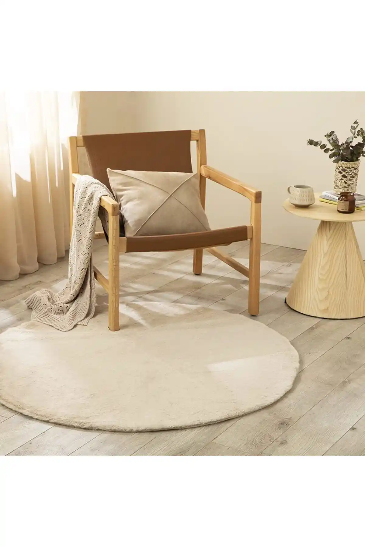 İngilizce Ev Dekorasyonunda Yuvarlak Halıların Şıklığı ve Uyum Sağlayan Seçenekler