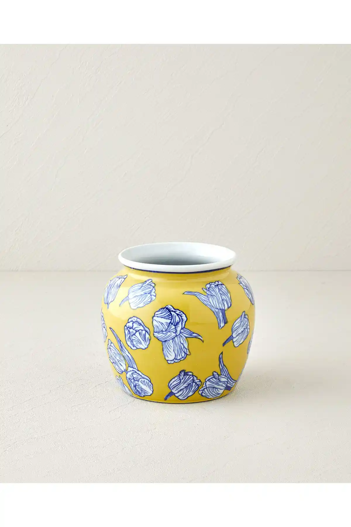 İngilizce Evlerde Sarı Vazo Dekorasyonu: Modern ve Şık Bir Dokunuş