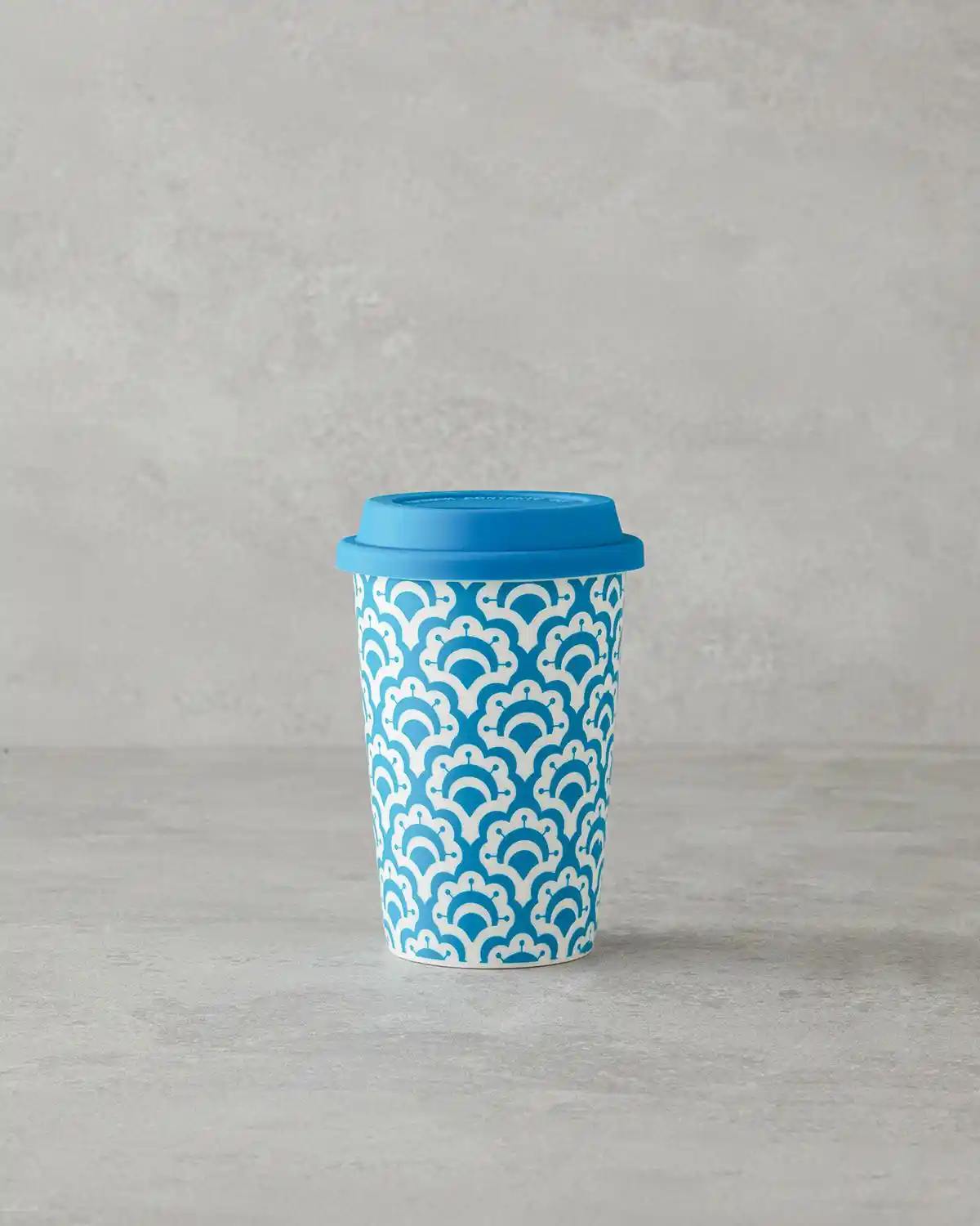 İngilizce Kapaklı Kupalar ile Modern ve Şık Dekorasyon Çözümleri