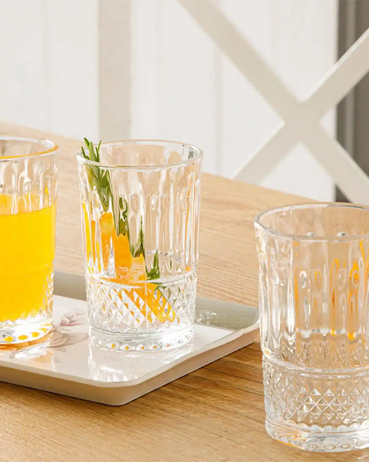 İngilizce Temalı Su Bardaklarıyla Ev Dekorasyonunda Şıklık ve Fonksiyonellik