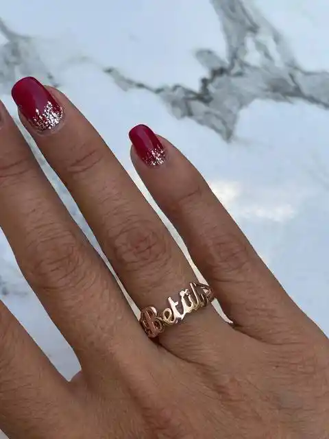 İsim Yazılı Yüzük Modelleri: Kişisel Anlam ve Dekorasyonun Şık Buluşması