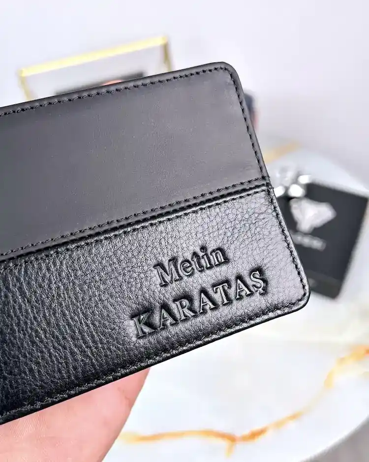 İsimli deri cüzdanlar ile dekorasyonda şıklık ve fonksiyonellik birleşimi