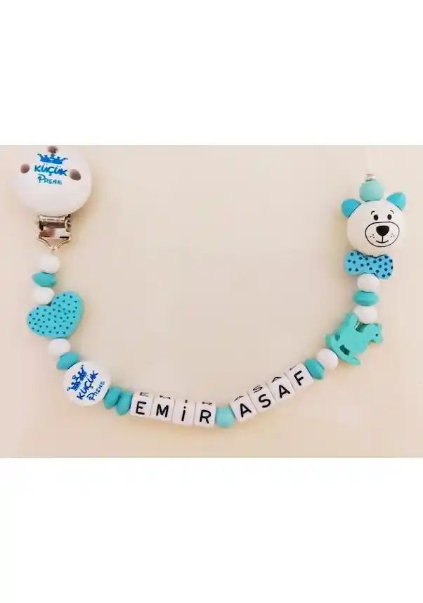 İsimli Emzik Askısı: Bebek Güvenliği ve Dekorasyonun Şıklıkla Buluştuğu Detaylar