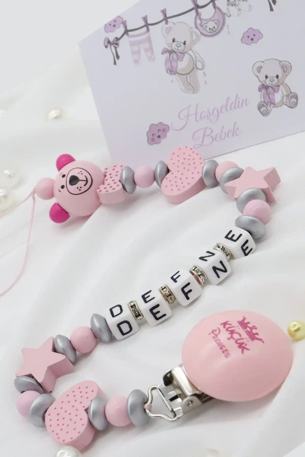 İsimli Emzik Zinciri ile Bebek Odası Dekorasyonunda Şıklık ve Fonksiyonellik