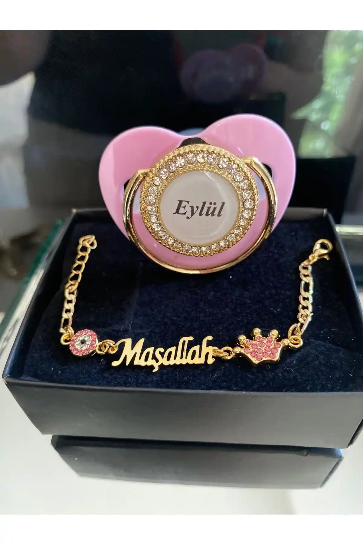 İsimli Emzik Zinciri ve Askısı ile Bebek Odası Dekorasyonunda Şıklık ve Güvenlik