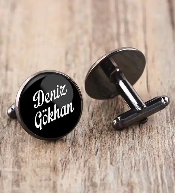 İsimli Kol Düğmesi Dekorasyonda Zarafetin ve Kişisel Dokunuşların Şık Bir Yansıması