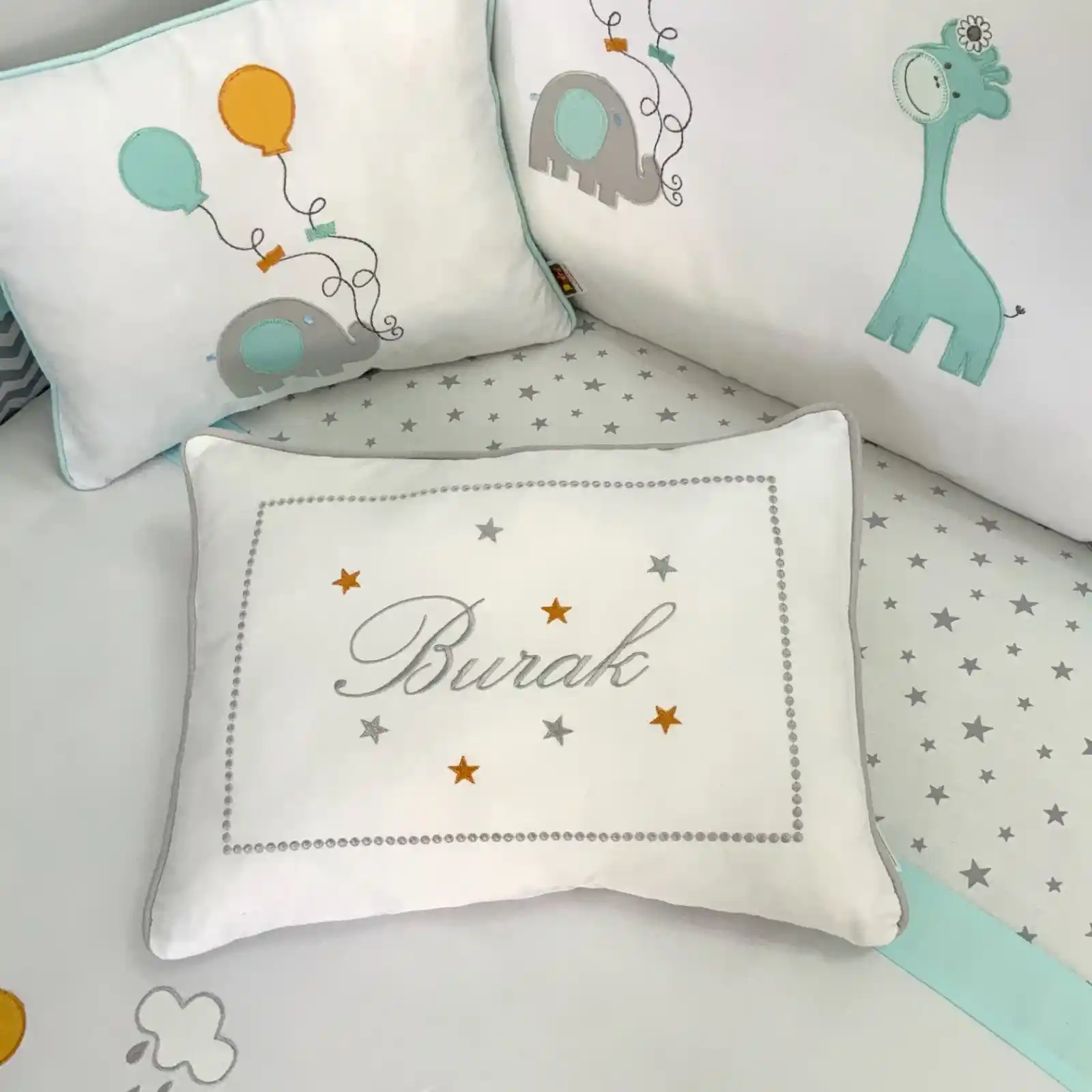 İsimli Yastıklar ile Ev Dekorasyonunda Kişisel ve Samimi Atmosferler Yaratın