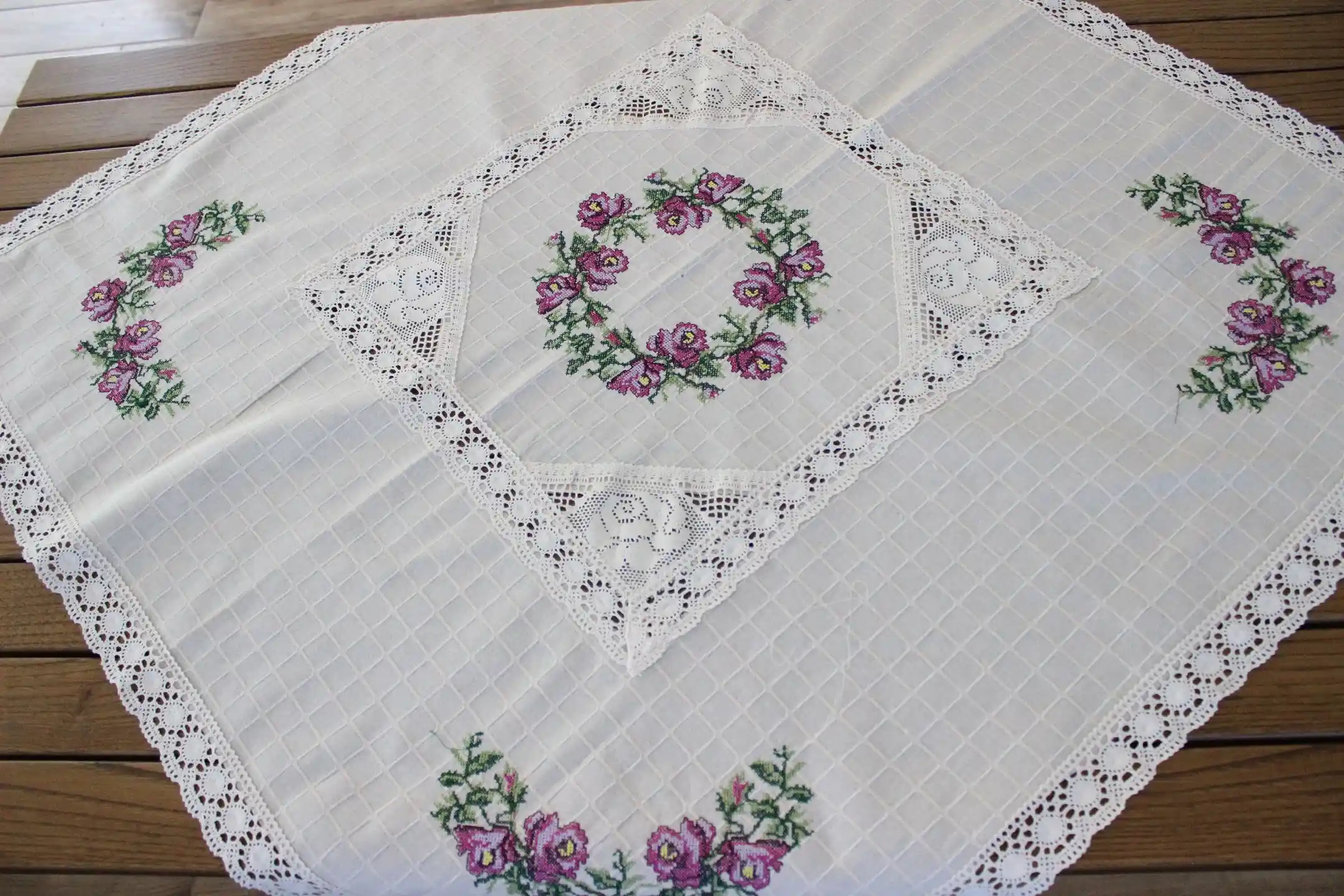 İşlemeli Masa Örtüsü ile Dekorasyonunuza Zarif ve Şık Bir Dokunuş Katın