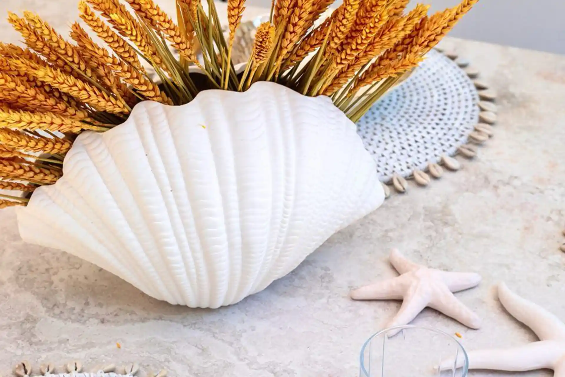 İstiridye Vazo Dekorasyonunda Zarafet ve Doğallığın Şık Bir Buluşması