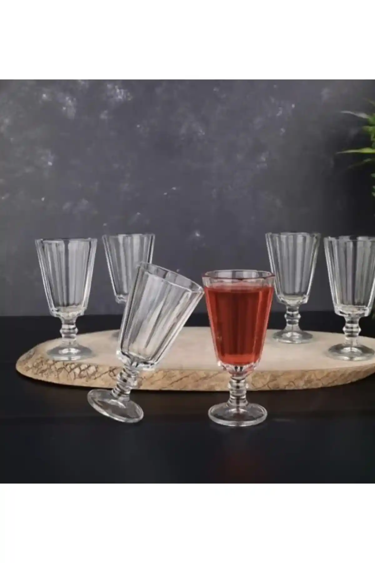 Kadeh ve Kahve Yanı Su Bardağı Dekorasyonunda Modern ve Şık Detaylar