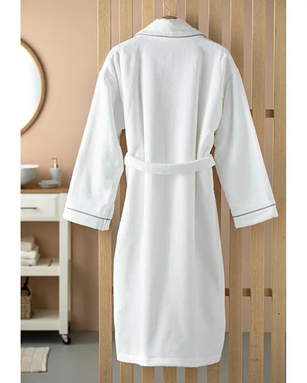 Kadife Bornoz ile Ev Dekorasyonunda Şıklık ve Konforun Buluşması