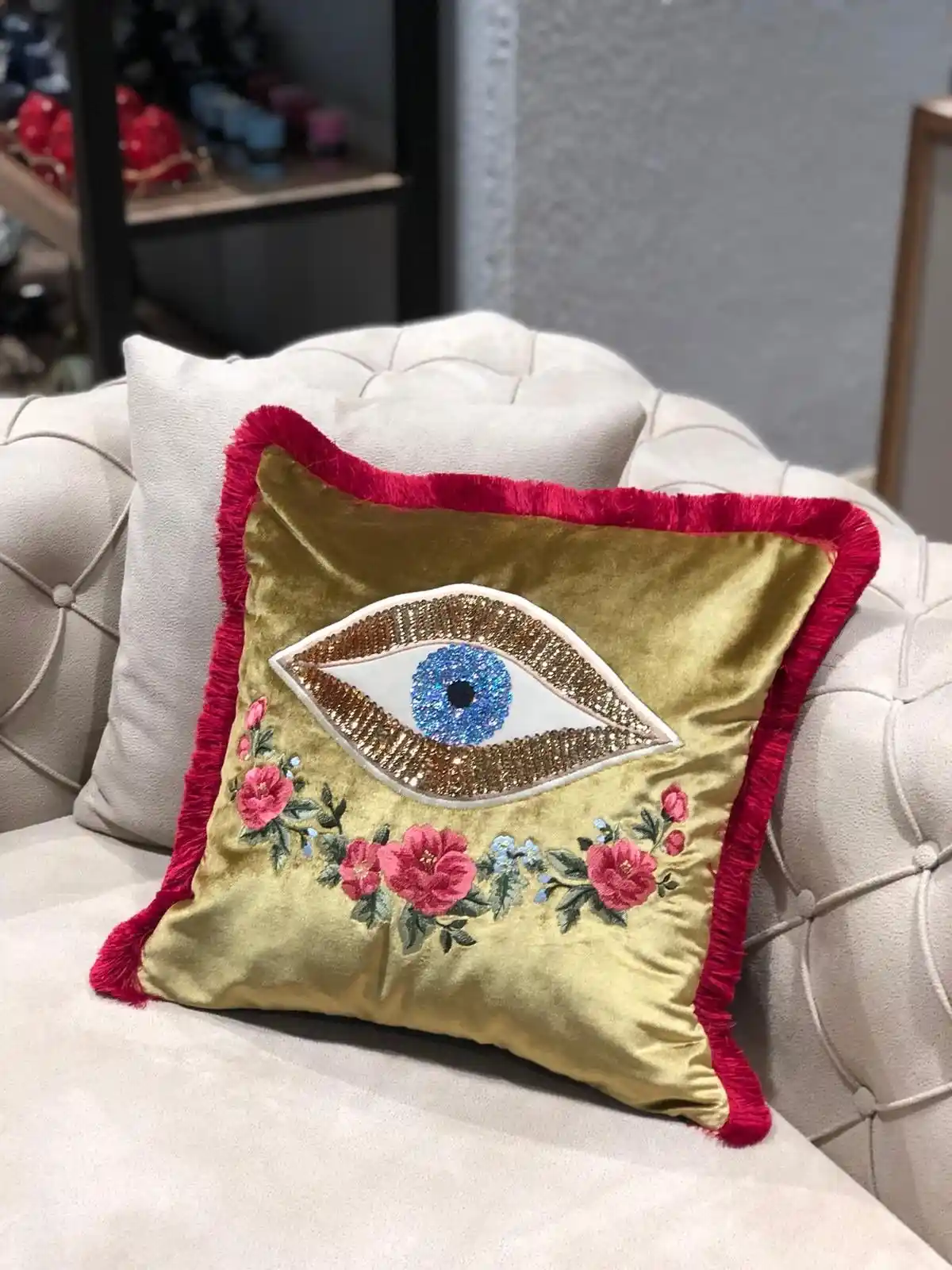 Kadife Kırlent Kılıfı ile Şık ve Konforlu Ev Dekorasyonu Yaratma Rehberi