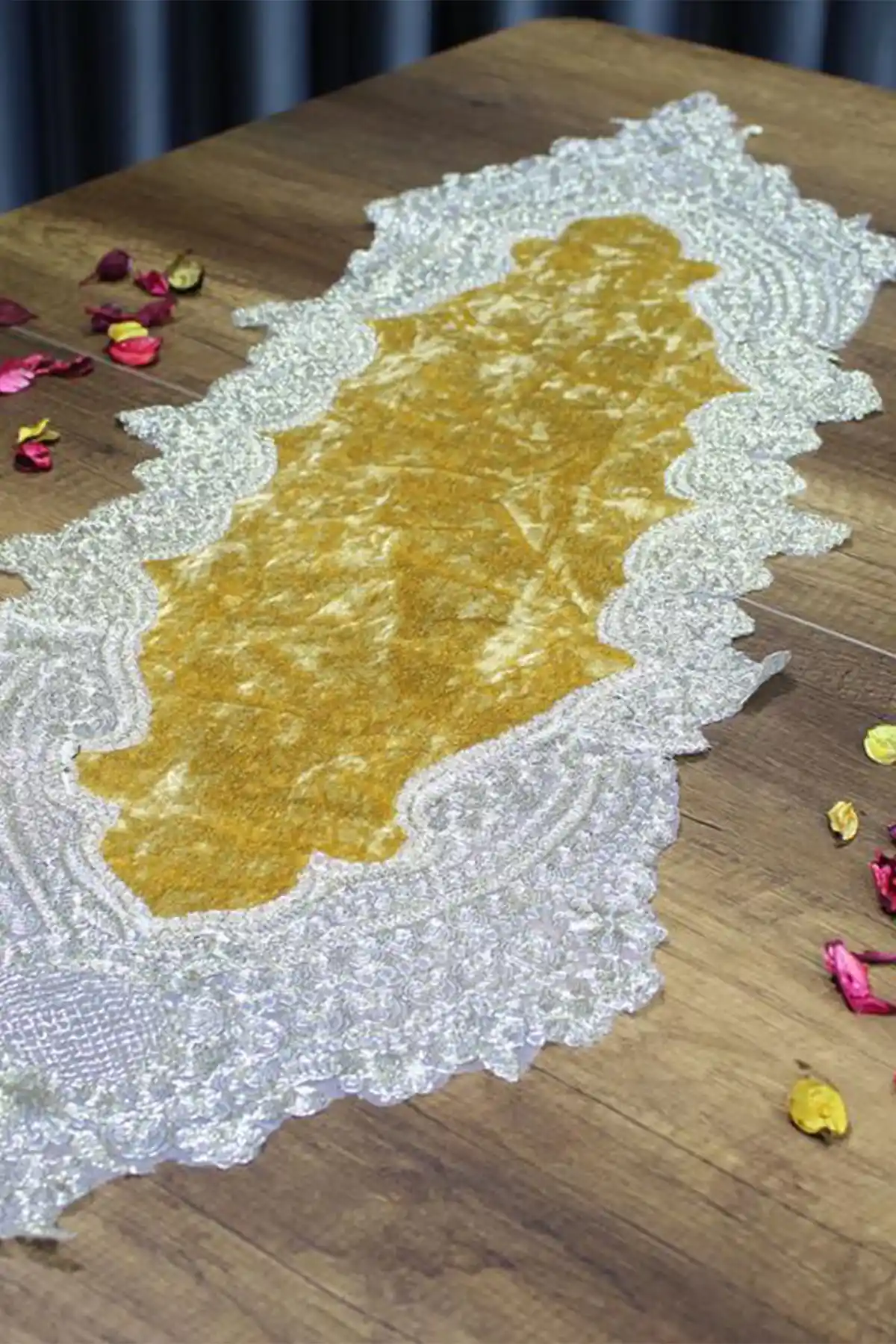 Kadife Runner ile Dekorasyonunuza Zarafet ve Konfor Katmanın Yolları