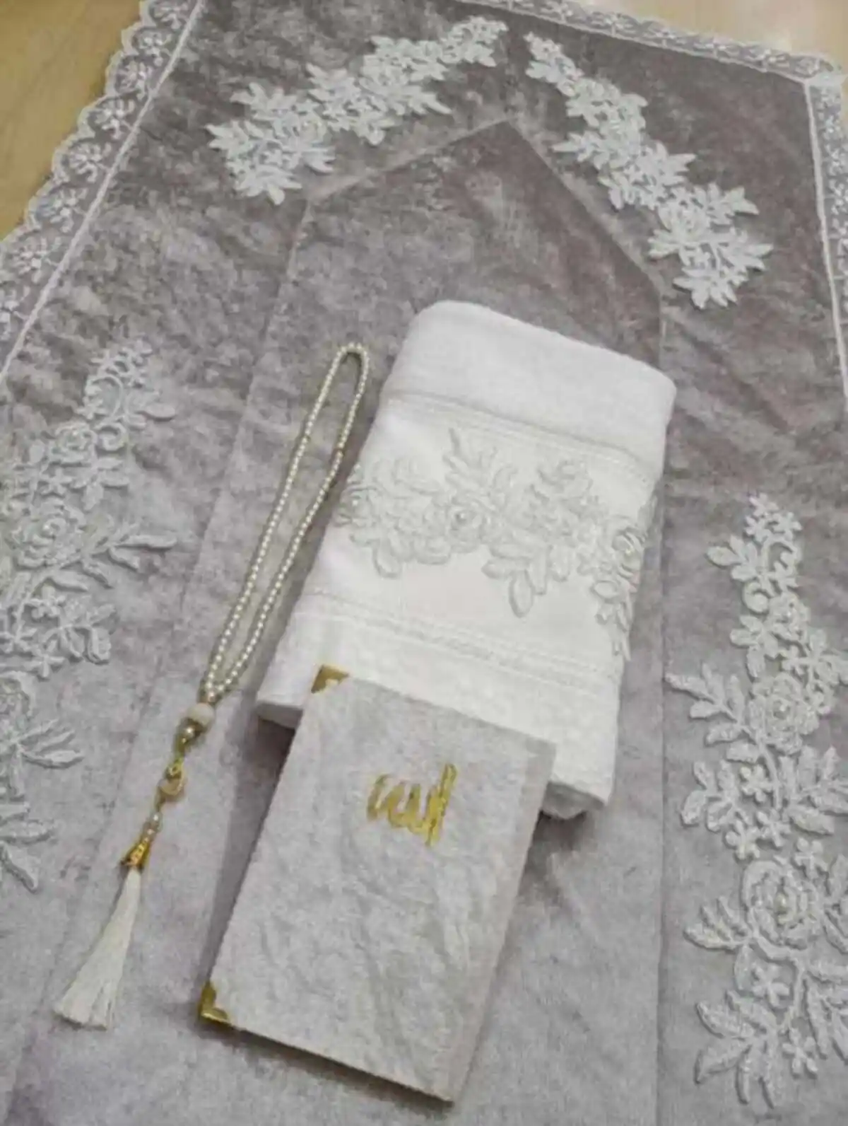 Kadife Seccade Setleri ile Ev Dekorasyonunda Şıklık ve Zarafet Yaratma Rehberi