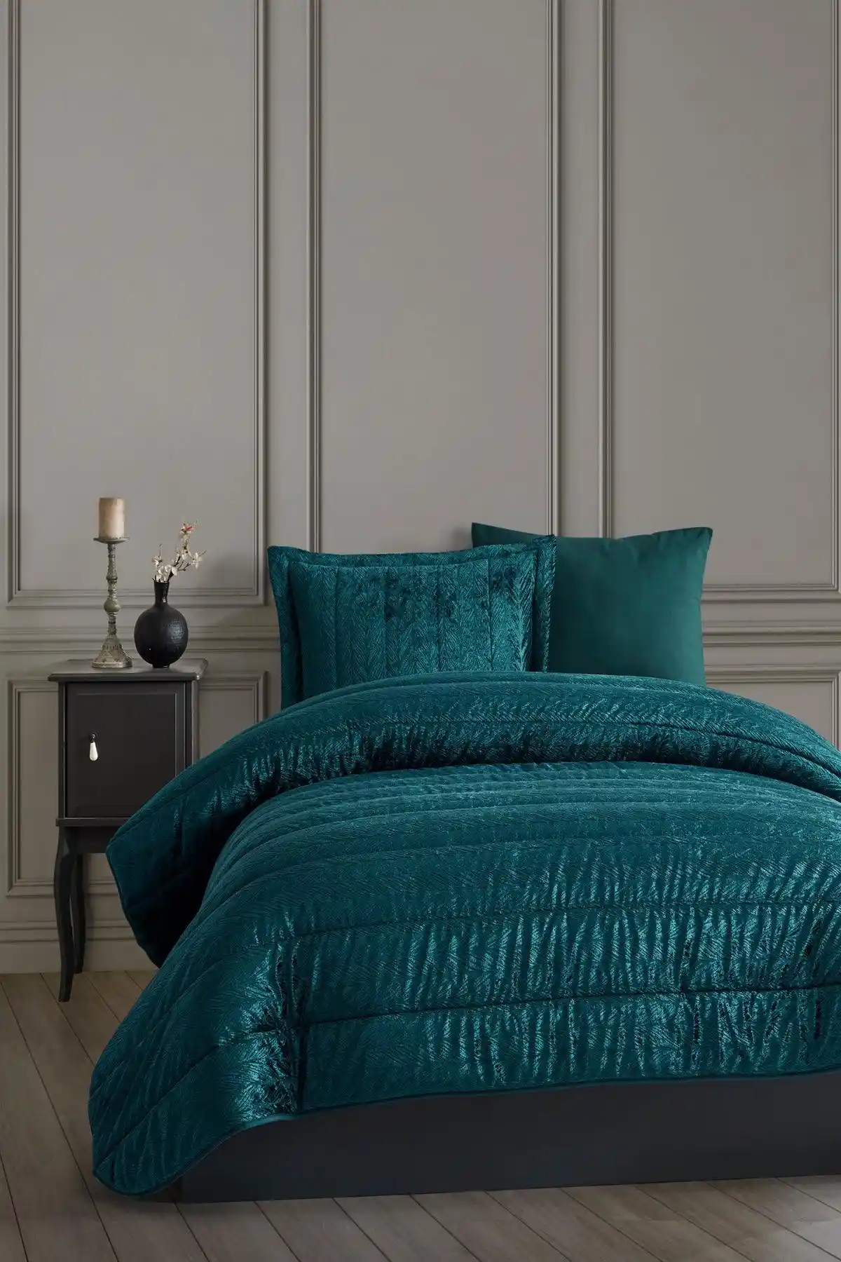 Kadife Uyku Setleri ile Yatak Odası Dekorasyonunda Şıklık ve Konforun Birleşimi