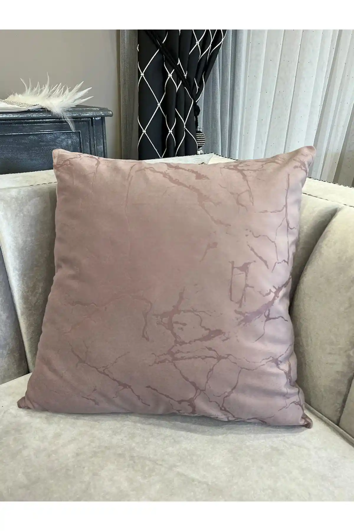 Kadife Yastık Kılıfı Dekorasyonunda Şıklık ve Konforun Anahtarı