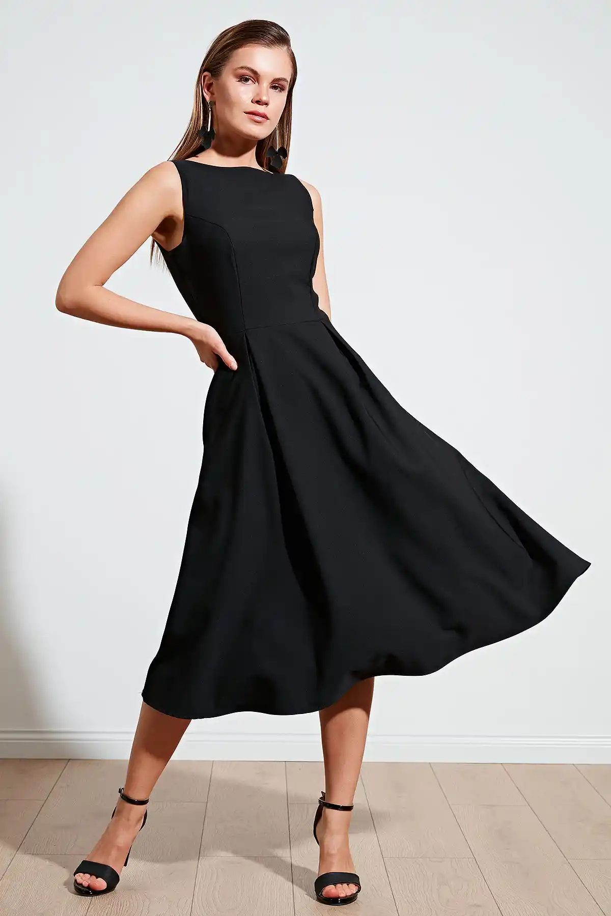 Kadın Elbise Dekorasyonunda Trendler ve Estetik Saklama Çözümleri