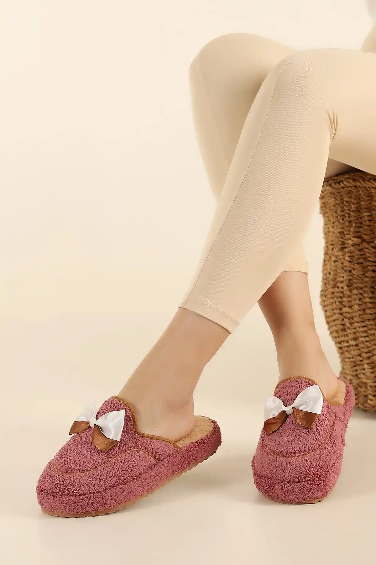 Kadın Ev Terliği Dekorasyon ve Konforu Bir Arada Sunan Şık Seçenekler