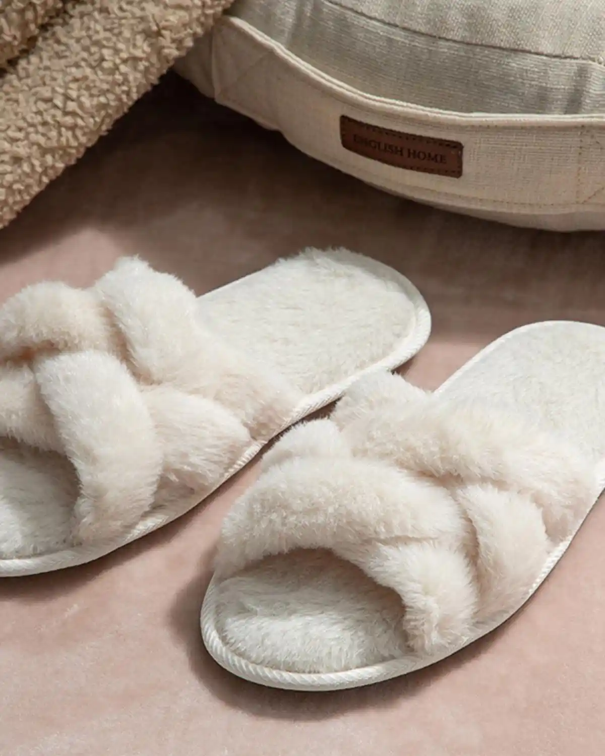 Kadın Peluş Ev Terlikleri ile Dekorasyonda Sıcaklık ve Şıklık Yaratmanın Yolları