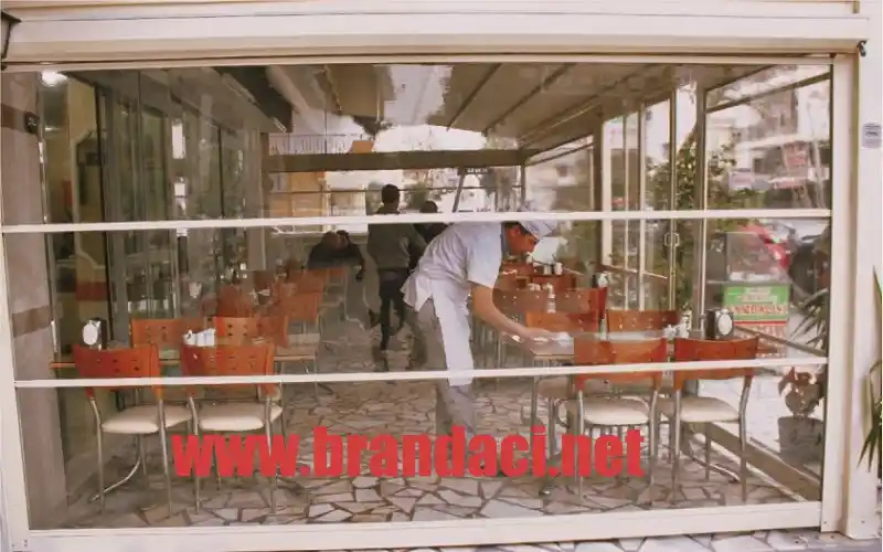 Kafe ve Restoran Dekorasyonunda Perde Seçimi ve İşlevselliği Üzerine Rehber