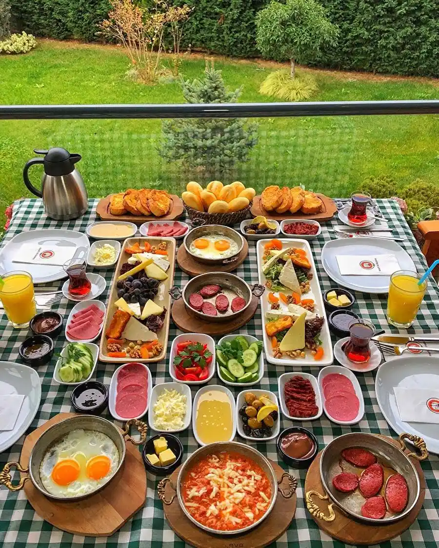 Kahvaltı Sofrası Dekorasyonu: Estetik ve İşlevselliğin Birlikteliği
