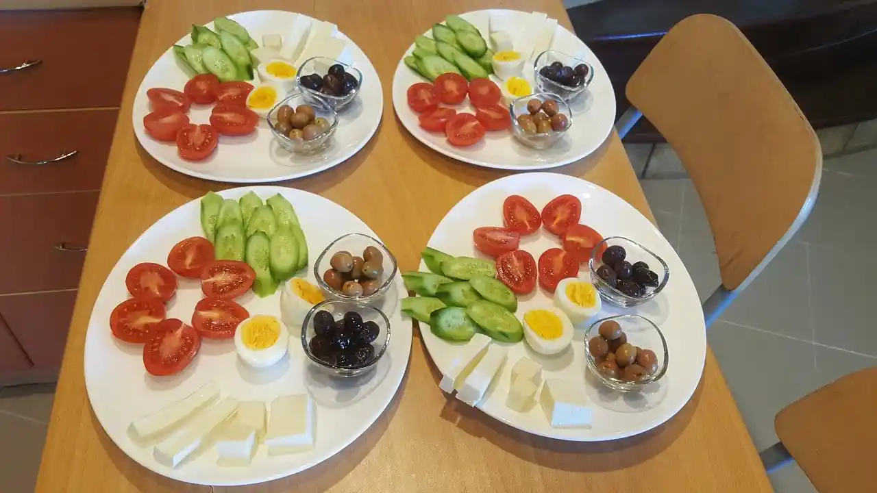 Kahvaltı Sunum Tabakları: Şık ve Fonksiyonel Modellerle Sofralarınızı Güzelleştirin