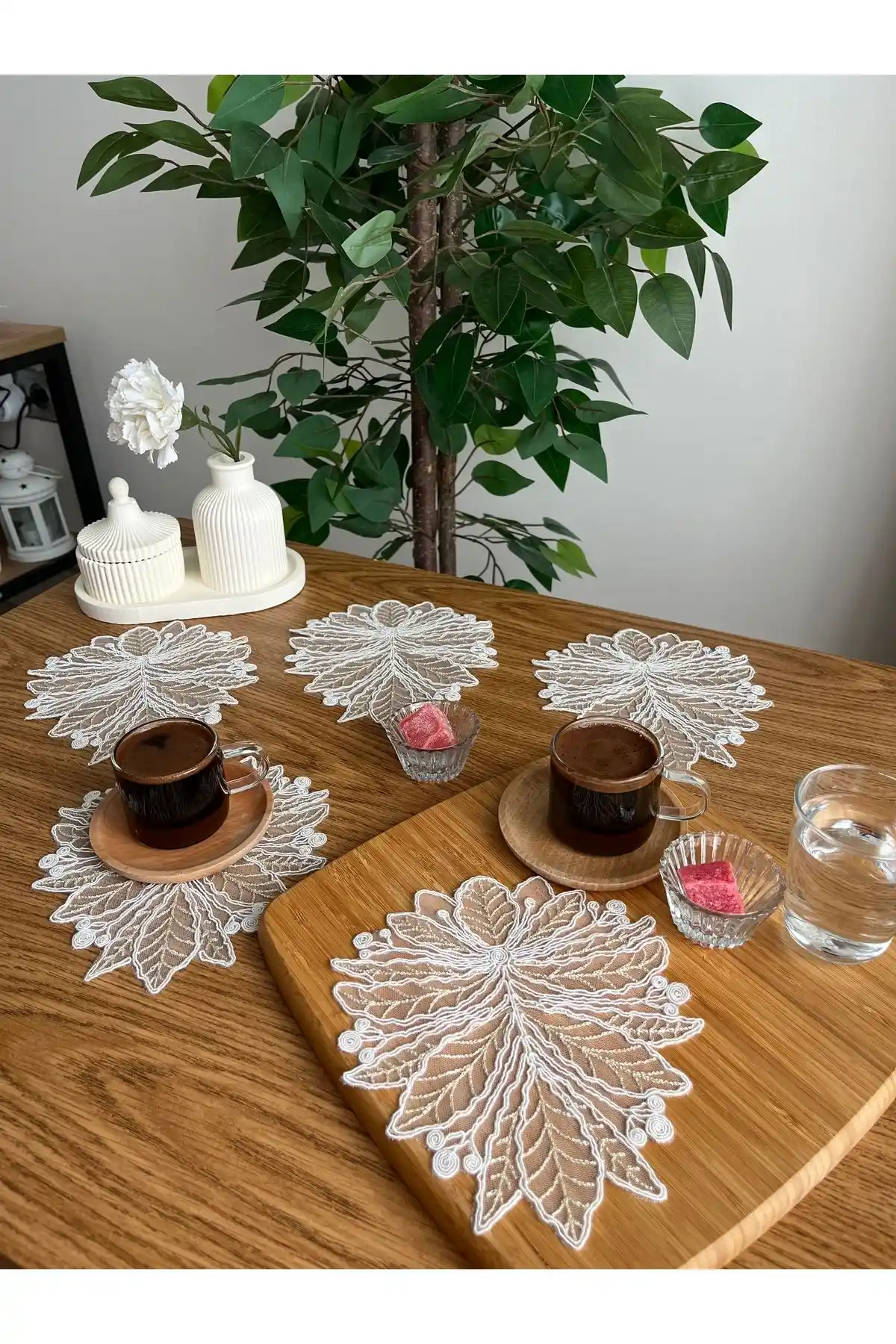 Kahve Sunumları İçin Dantel Peçeteleri: Şıklık ve Zarafetin Buluşması