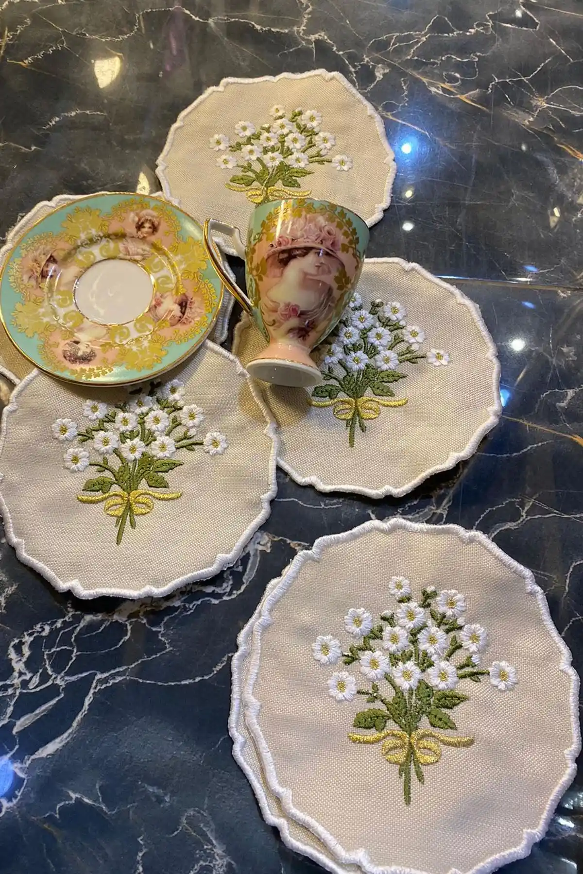 Kahve Sunumunda Estetik ve İşlevselliği Birleştiren Peçete Seçenekleri ve Dekoratif İpuçları