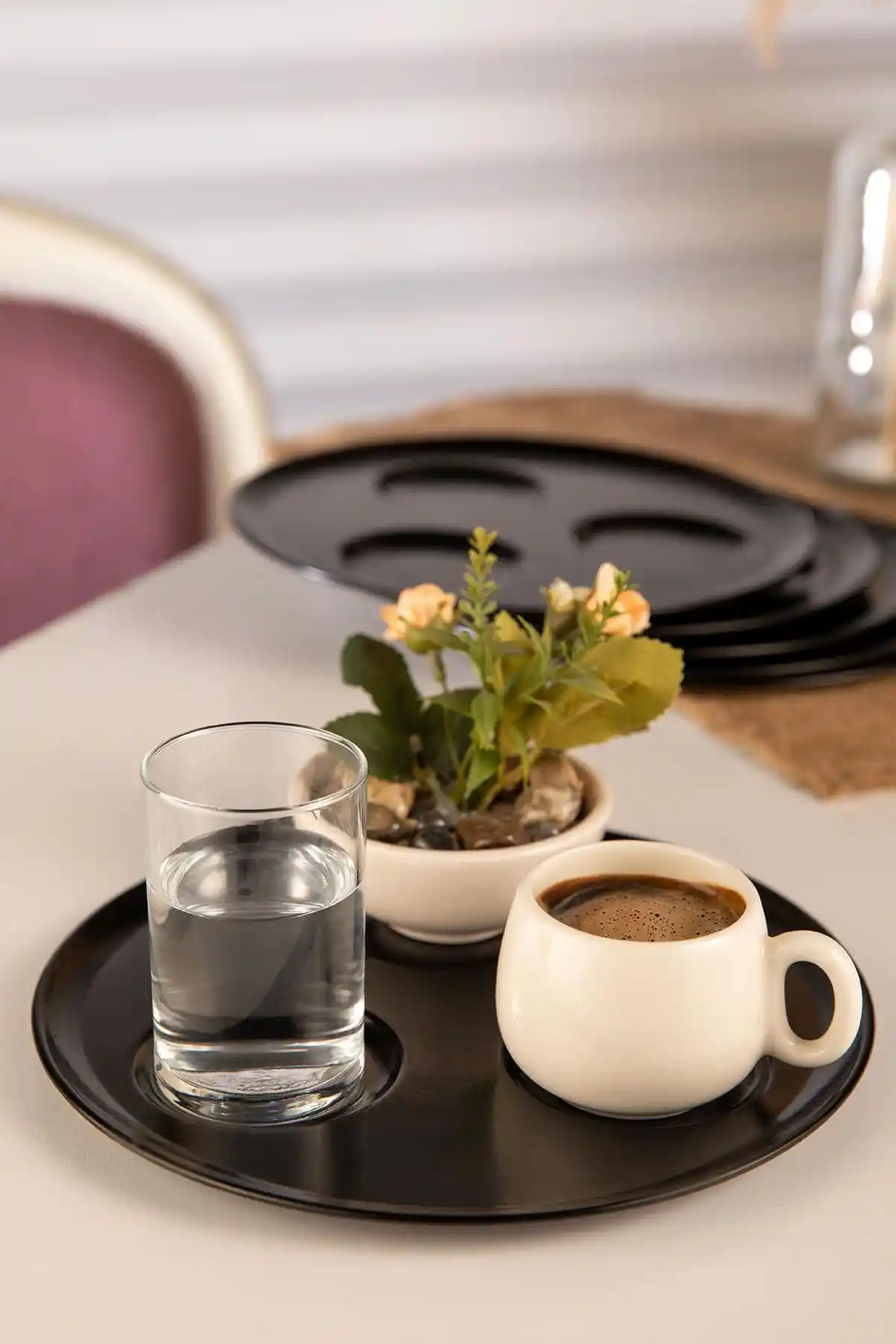 Kahve Tepsisi ile Dekorasyonda Şıklık ve İşlevsellik Sağlayan Modern Çözümler