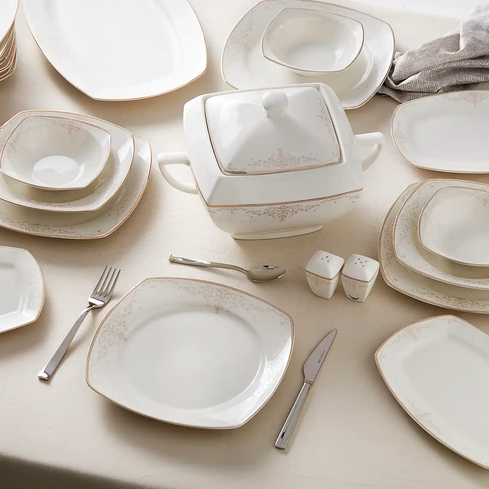 Karaca Adelina Yemek Takımıyla Dekorasyonunuzu Şıklık ve Fonksiyonellik İçinde Yenileyin