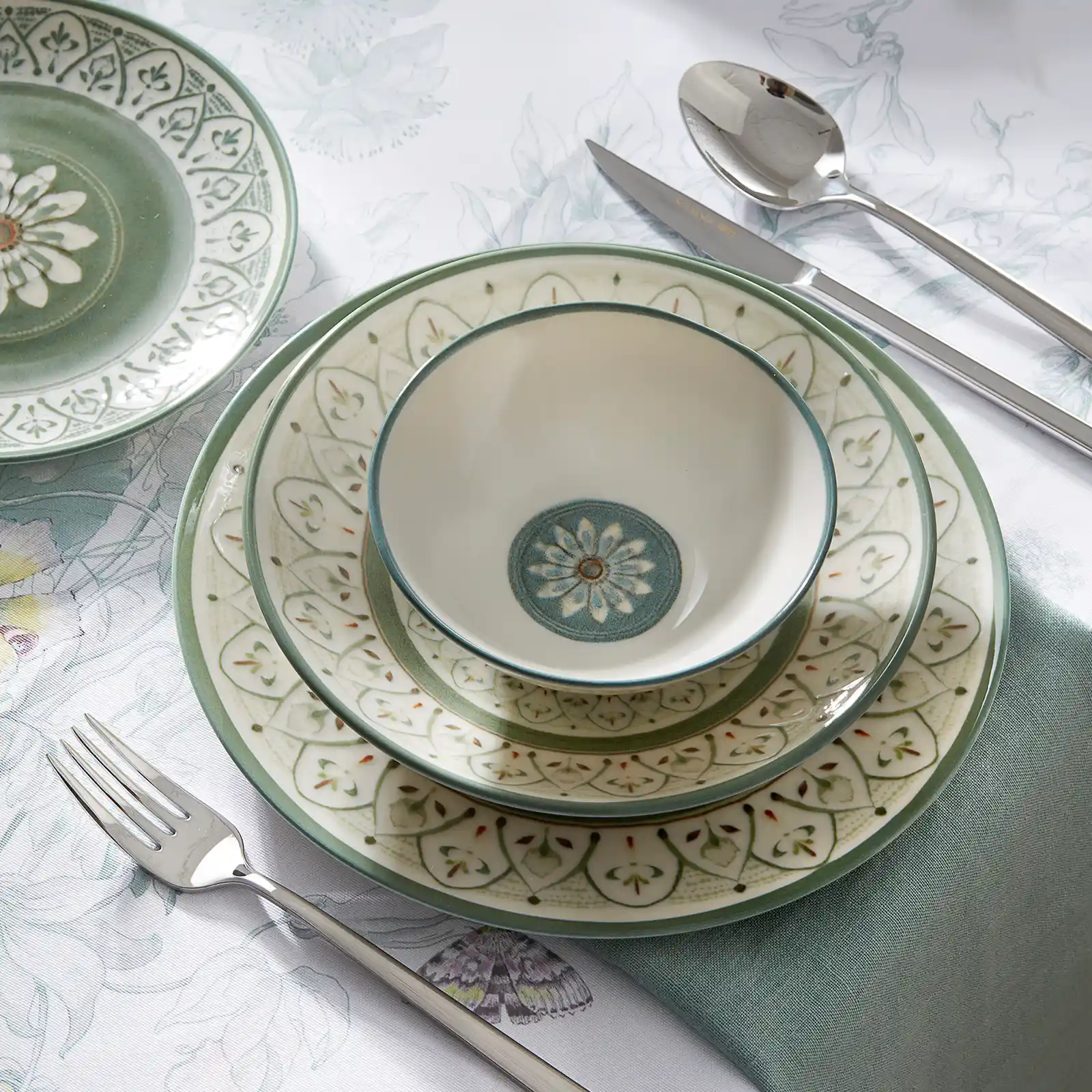 Karaca Alessi 24 Parça 6 Kişilik Yemek Takımıyla Dekorasyonunuzu Zenginleştirin