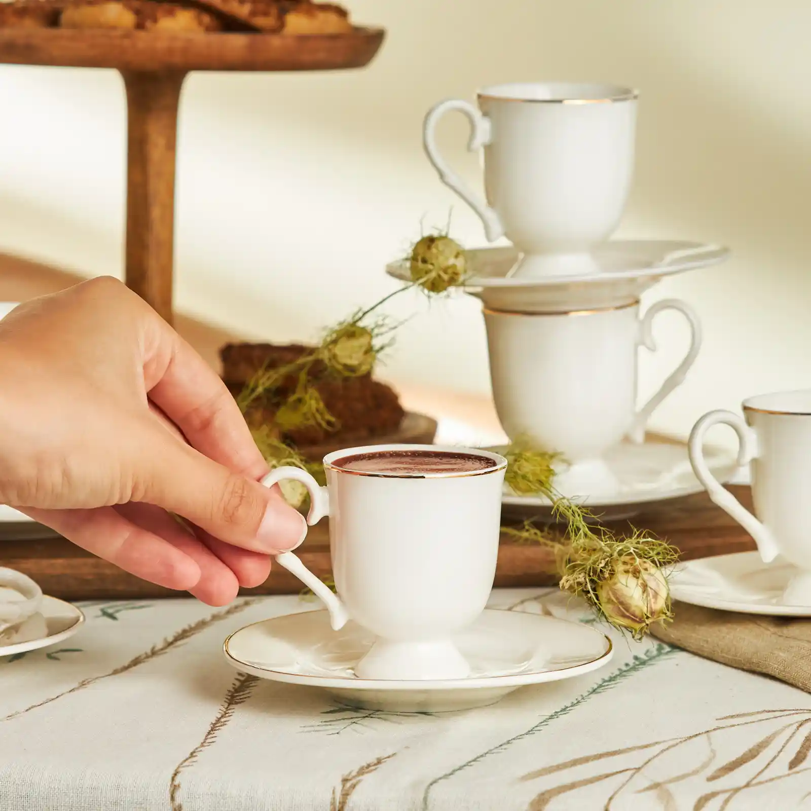 Karaca Alin Fincan Takımı ile Ev Dekorasyonunuza Şıklık Katın ve Fonksiyonelliği Artırın