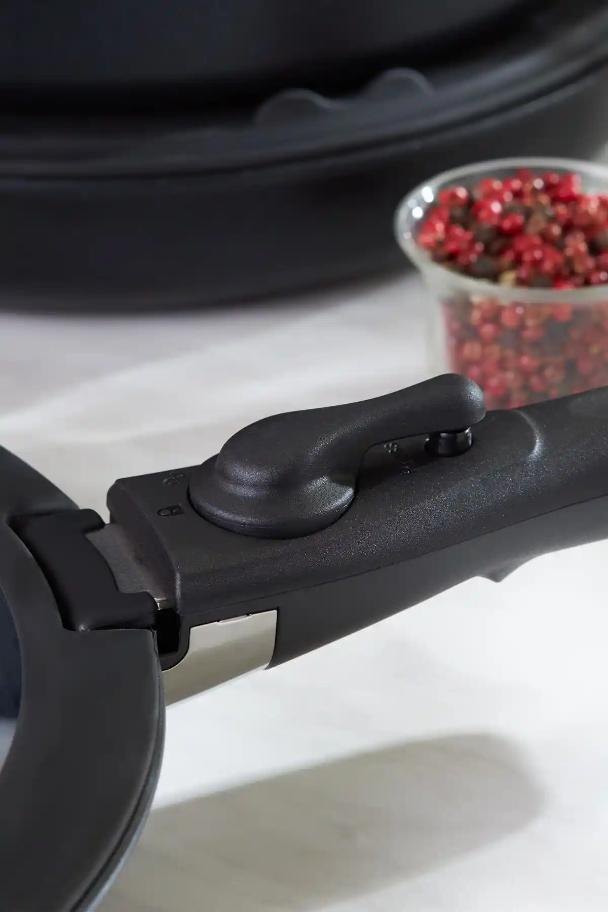 Karaca Biodiamond 13 Parça Ayrılabilen Saplı Tencere Seti ile Modern Mutfak Dekorasyonu