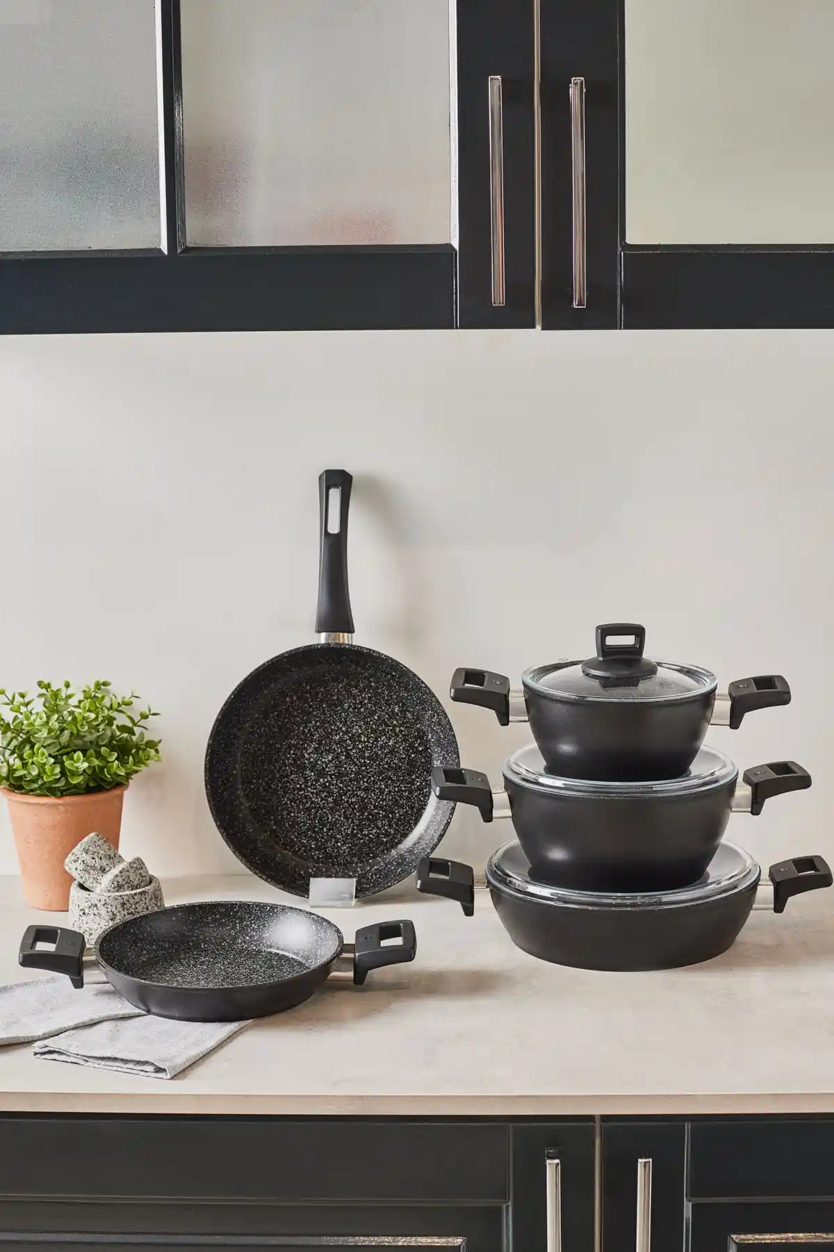 Karaca Biogranit Power 8 Parça Tencere Seti ile Modern ve Dayanıklı Mutfak Dekorasyonu