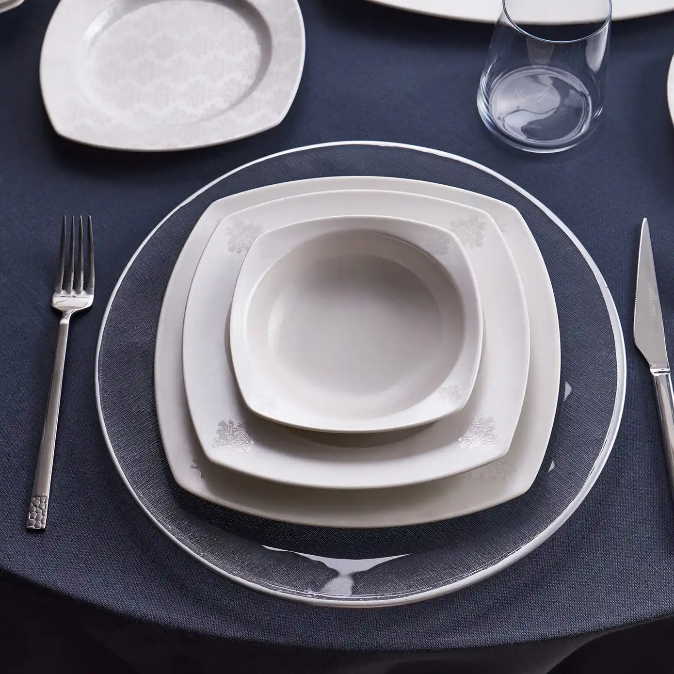 Karaca Deren Cream 60 Parça Kare Porselen Yemek Takımı ile Şıklığı ve Fonksiyonelliği Bir Arada Yakalayın