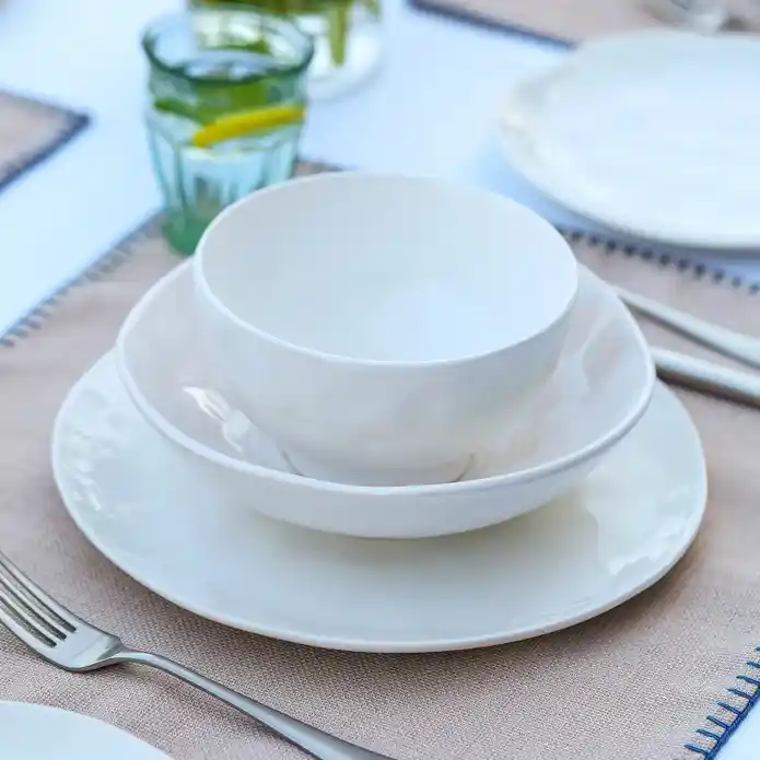 Karaca Düz Beyaz Yemek Takımı ile Şık ve Dayanıklı Sofralar Yaratın
