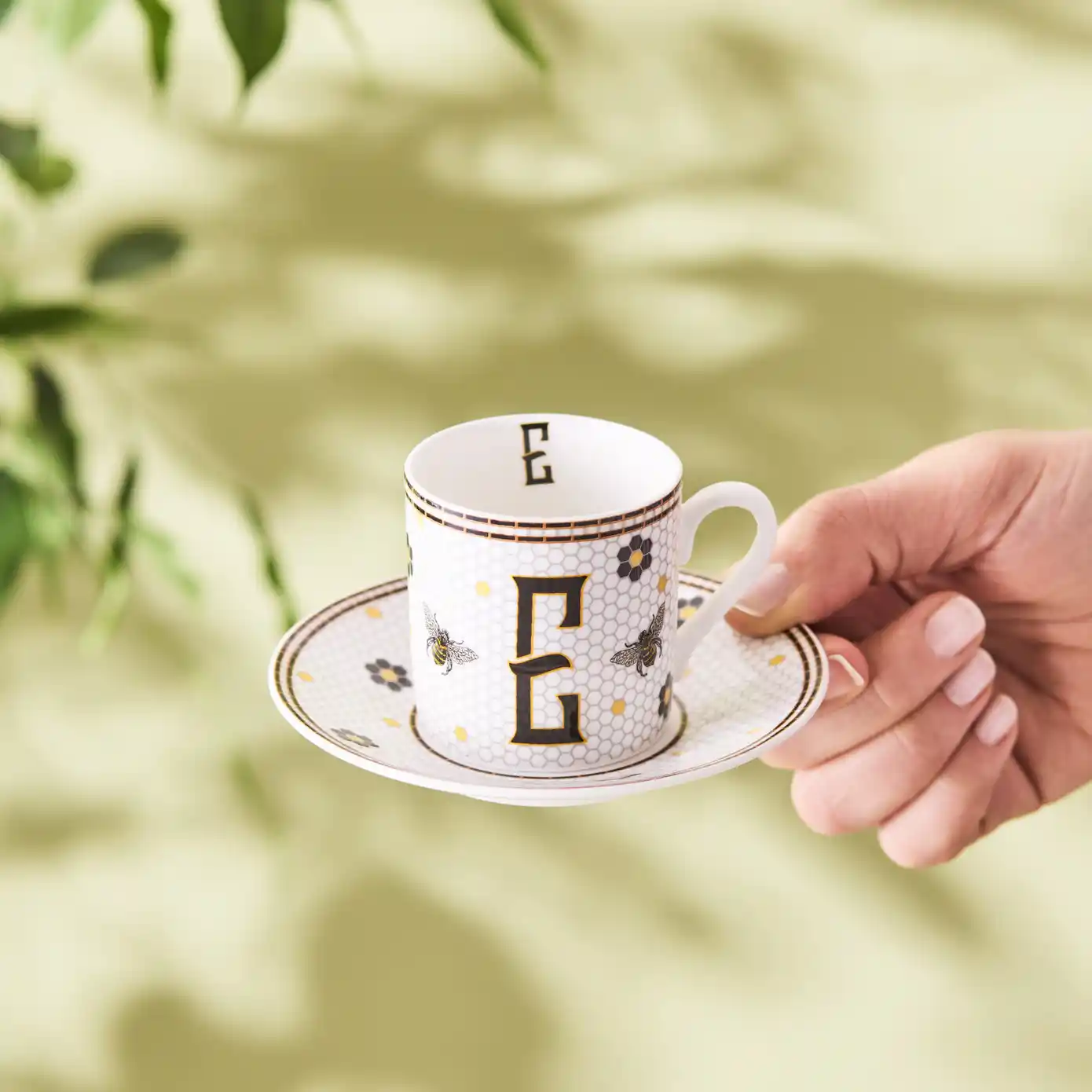 Karaca E Harfli Kahve Fincanlarıyla Dekorasyonda Şıklık ve Kişisellik Yaratın