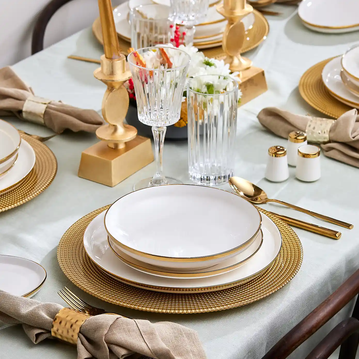 Karaca Eclipse Gold 57 Parça 12 Kişilik Yemek Takımıyla Şıklığı Sofralarınıza Yansıtın